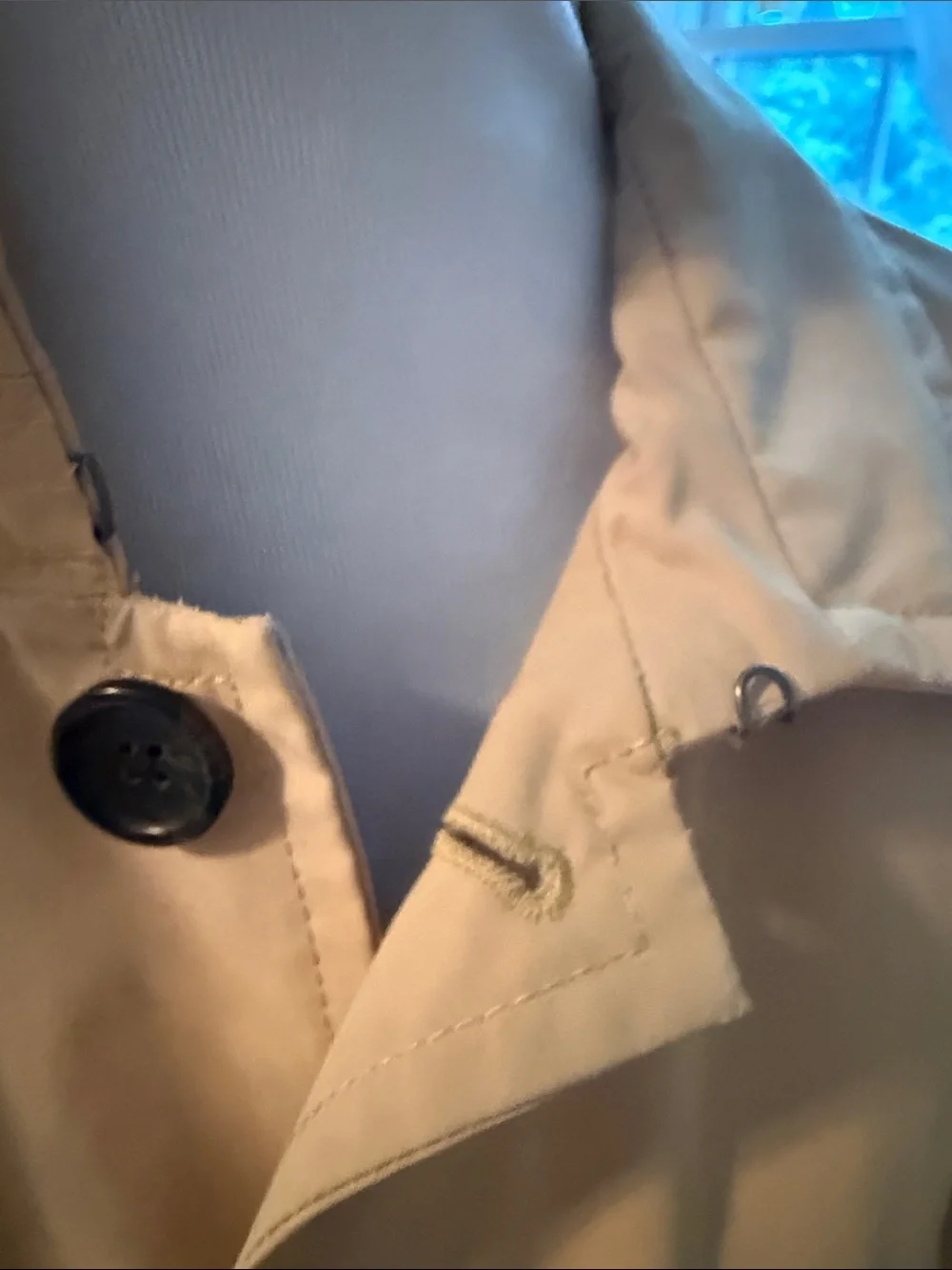 Banana Republic Khaki gold Trench Coat - Single-Breasted Dark buttons. Hook/eye